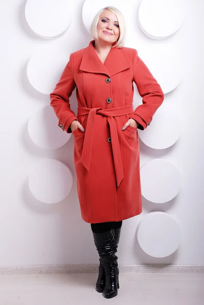 Donna bionda in cappotto — Foto Stock