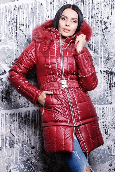Bella donna in cappotto con cappuccio di pelliccia — Foto Stock
