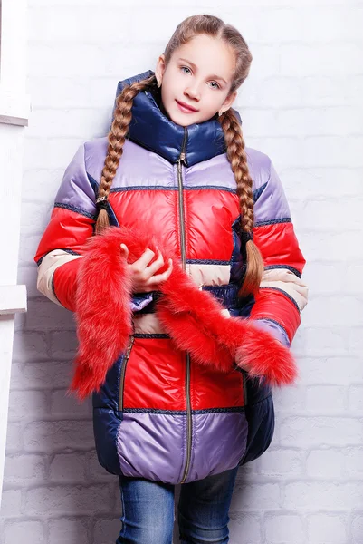 Gadis kecil dengan mantel musim dingin — Stok Foto