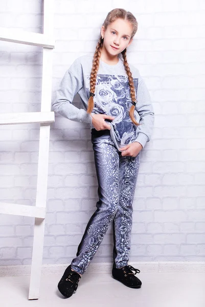 Kleines Mädchen in Jeans — Stockfoto