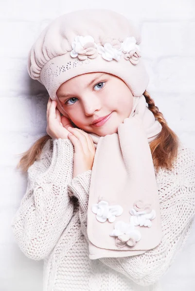 Ragazza sorridente in cappello caldo — Foto Stock