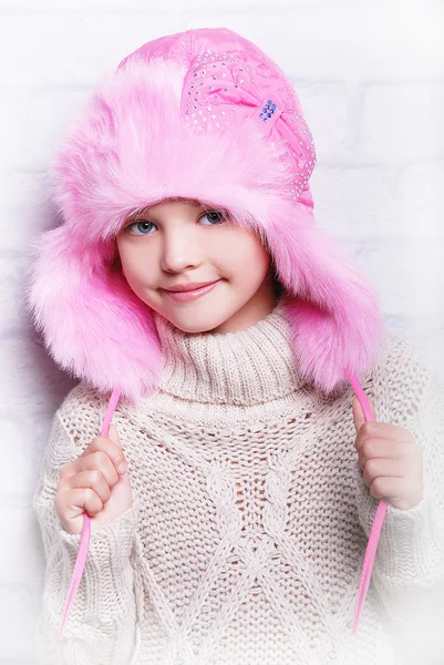 Lächelndes Mädchen mit warmem Winterhut — Stockfoto