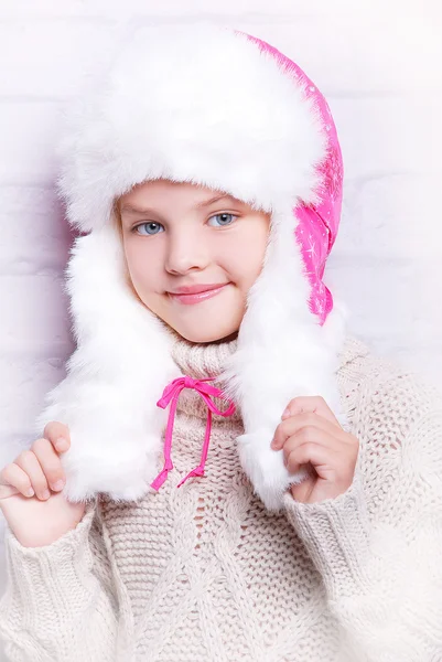 Chica sonriente en cálido sombrero de invierno —  Fotos de Stock