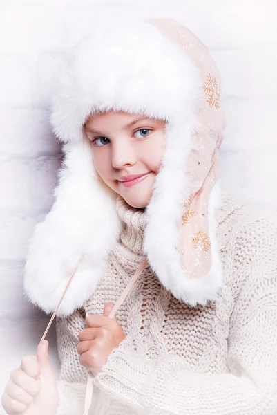 Smiling girl in warm winter hat — Stock Photo, Image