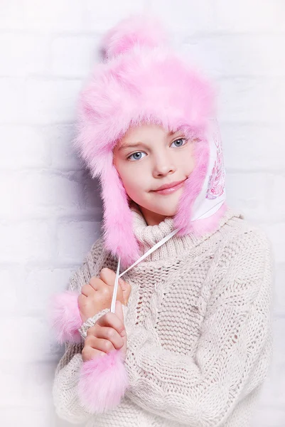 Menina sorridente em chapéu de inverno quente — Fotografia de Stock