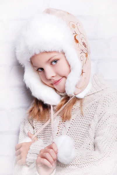 Menina sorridente em chapéu de inverno quente — Fotografia de Stock