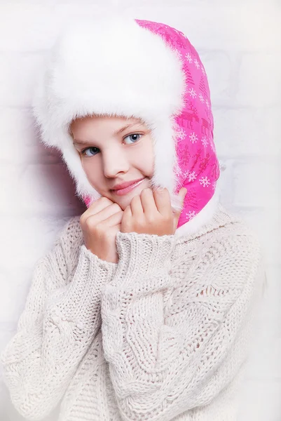 Menina sorridente em chapéu de inverno quente — Fotografia de Stock