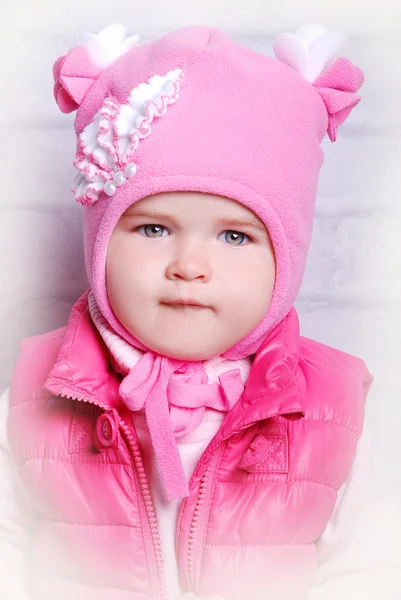 Χαμογελαστό κορίτσι στην ζεστό καπέλο — Φωτογραφία Αρχείου