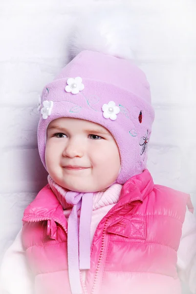 Enfant fille en bonnet tricoté chaud — Photo