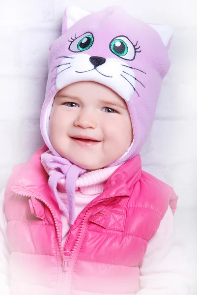 Chica sonriente en sombrero caliente — Foto de Stock