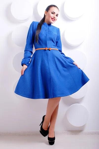 Mavi elbiseli güzel kadın. — Stok fotoğraf