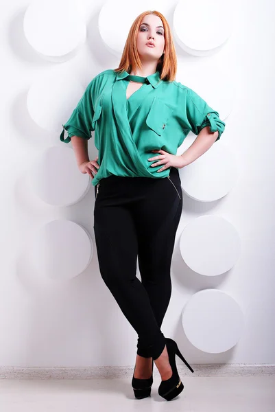 artı boyutu kadın rahat kıyafetler içinde