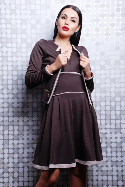 Brunette vrouw in stijlvolle jurk — Stockfoto
