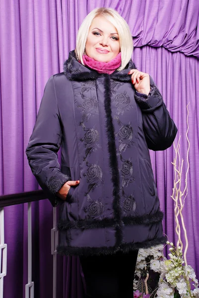 Donna bionda in cappotto alla moda — Foto Stock