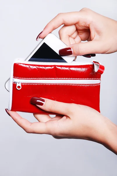 Kvinnliga händer med röd handväska — Stockfoto