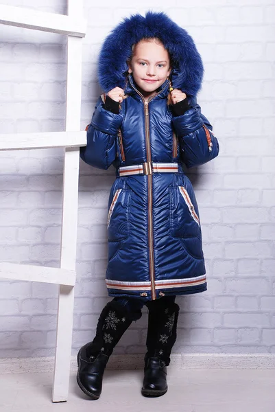 Bambina in cappotto invernale — Foto Stock