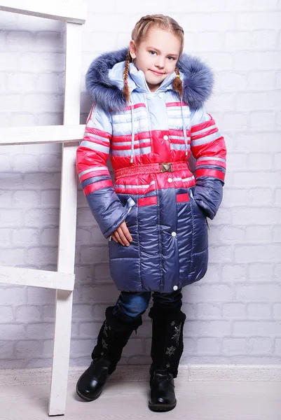 Niña en abrigo de invierno — Foto de Stock