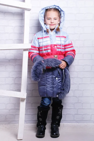 Маленькая девочка в зимнем пальто — стоковое фото