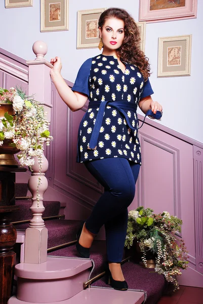 Plus size kvinna i casual kläder — Stockfoto