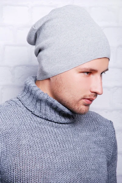 Bonito homem de chapéu de inverno — Fotografia de Stock