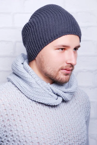 Przystojny mężczyzna w kapeluszu zima — Zdjęcie stockowe