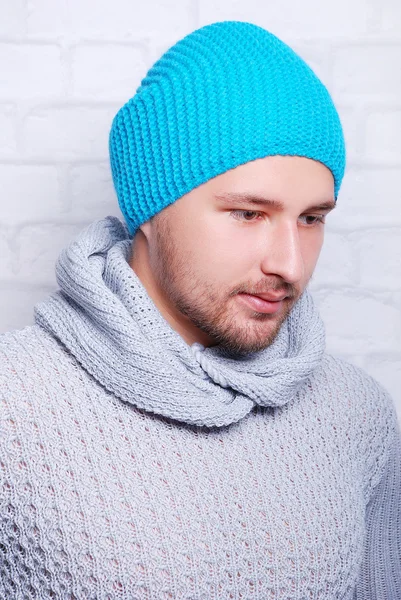 Schöner Mann mit Wintermütze — Stockfoto