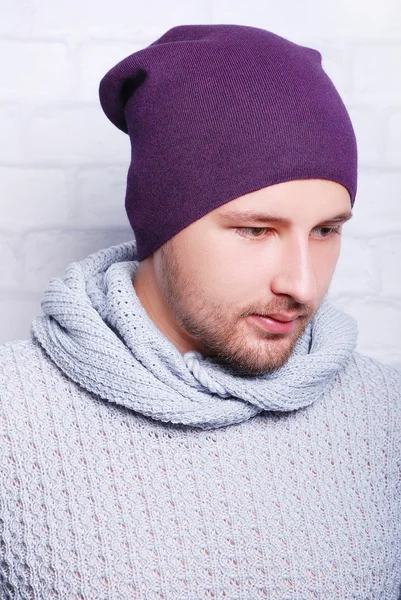 Knappe man in winter hoed — Stockfoto