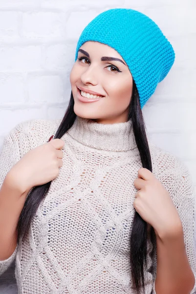Schöne Frau mit warmem Hut — Stockfoto