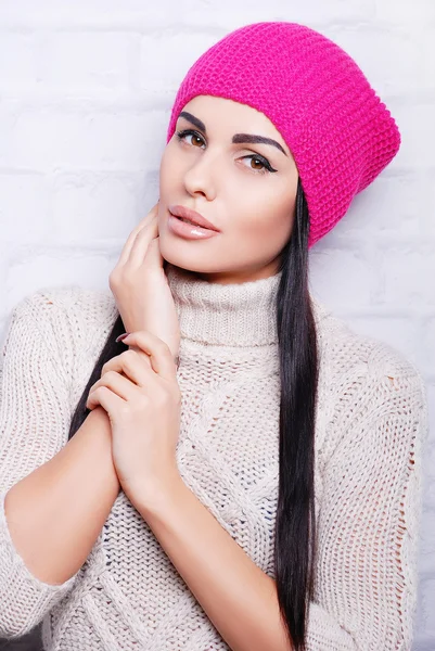 Beautiful woman in warm hat — Stock Photo, Image