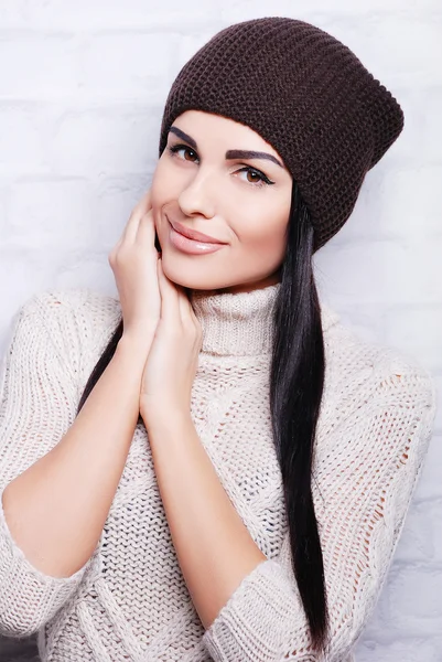 Beautiful woman in warm hat — Stock Photo, Image
