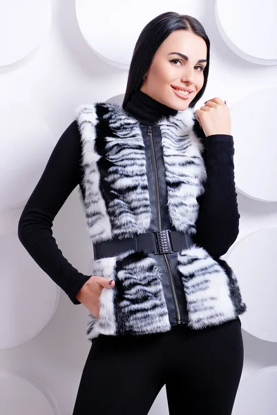 Vrouw in winter bont jas — Stockfoto