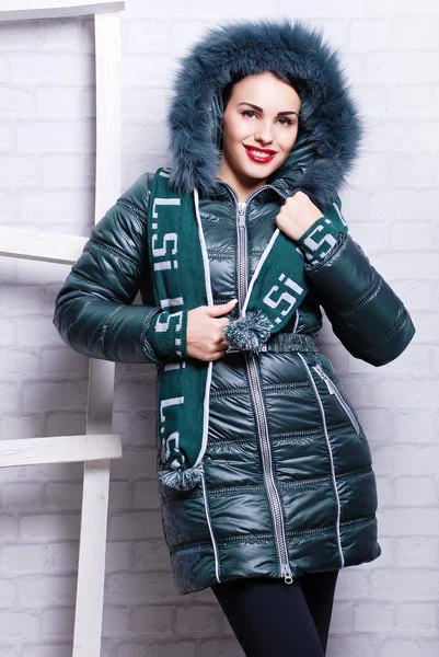 Brunetka dama w płaszcz zimowy z futra — Zdjęcie stockowe