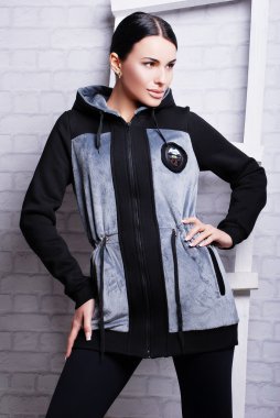 Sportif giysiler içinde güzel esmer