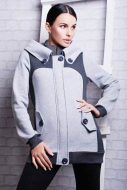 Sonbahar paltolu esmer kadın