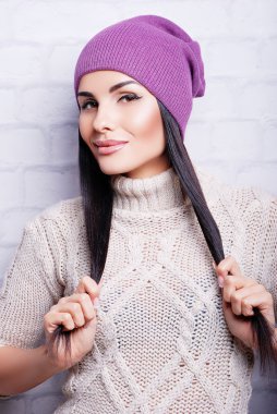 Sıcak şapkalı güzel esmer kadın