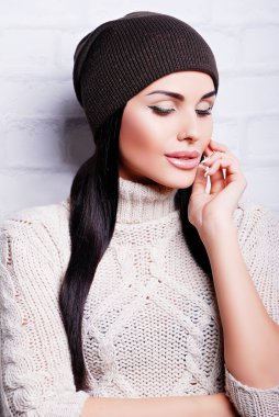 Sıcak şapkalı güzel esmer kadın