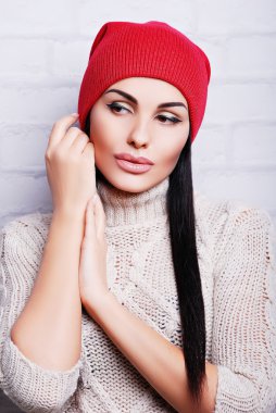 Sıcak şapkalı güzel esmer kadın