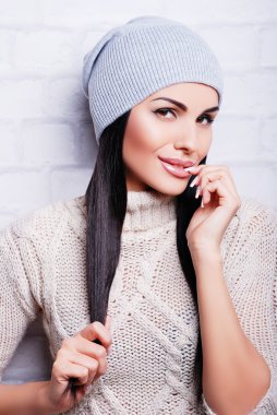 Sıcak şapkalı güzel esmer kadın