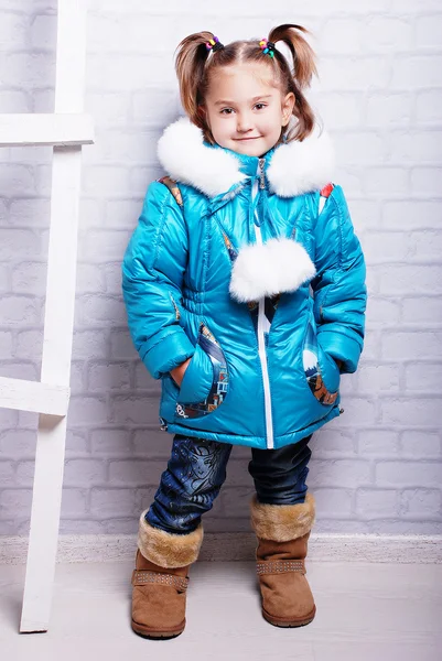 Bambina in cappotto invernale — Foto Stock