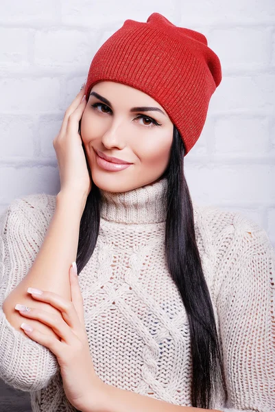 Sıcak şapkalı güzel esmer kadın