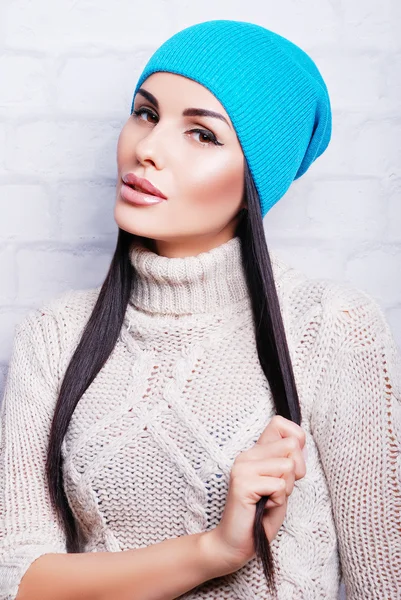 Bella donna bruna in cappello caldo — Foto Stock