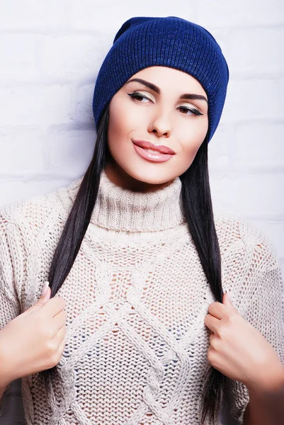 Pretty brunette woman in warm hat — Stock Photo, Image