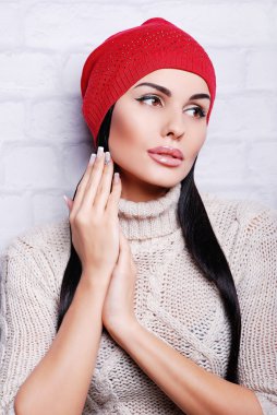 Kış şapka esmer kadın