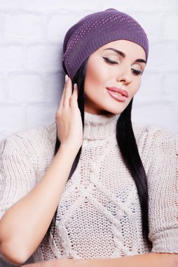 Kış şapka esmer kadın