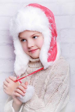 Sıcak kış şapkalı gülümseyen kız