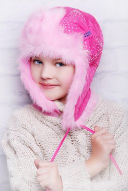 Sıcak kış şapkalı gülümseyen kız