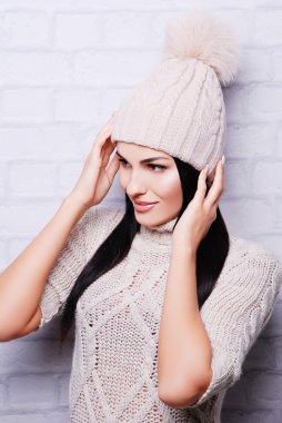 Ponpon ile örme şapka esmer kadın