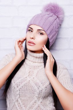 Ponpon ile örme şapka esmer kadın