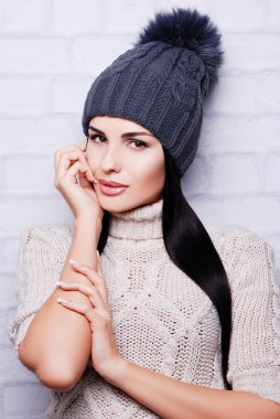 Ponpon ile örme şapka esmer kadın