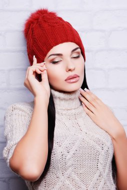 Ponpon ile örme şapka esmer kadın